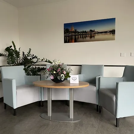 Hotel7continents 4* 新特劳布灵